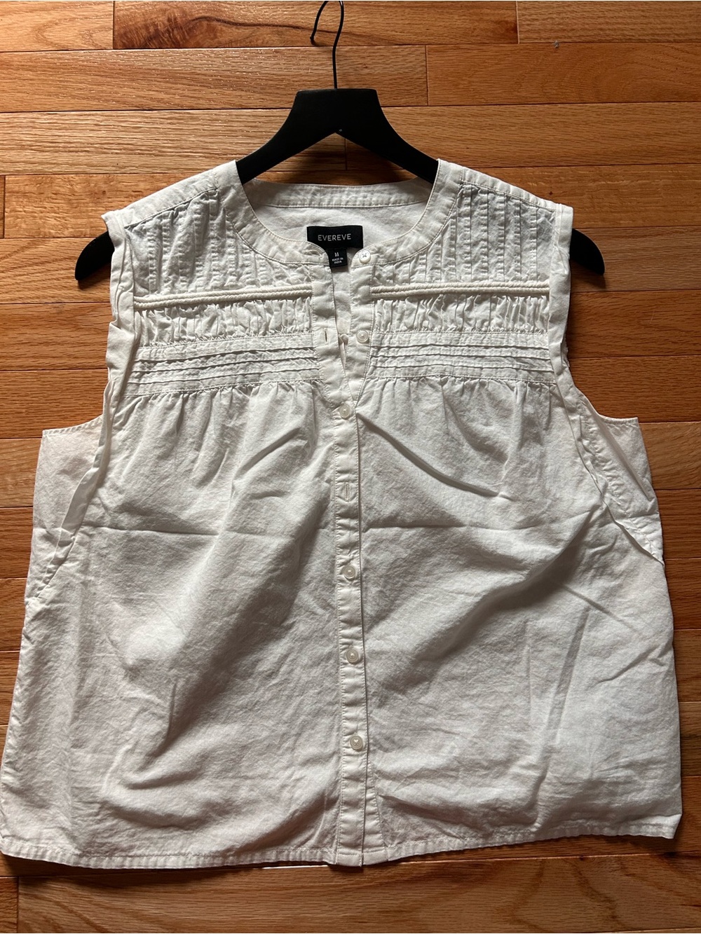 Evereve White Sleeveless Pintuck & Smocked Button-Front Top
